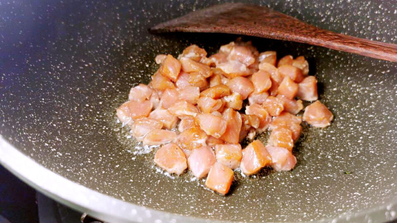 雪菜炒蚕豆,猪肉丁下锅，煎至两面金黄后捞出