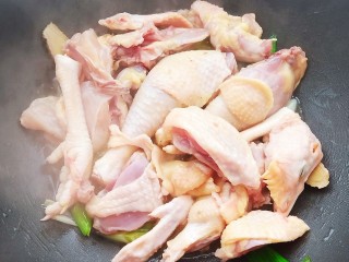 红烧鸡肉烩菜,加入鸡肉翻炒至变色。