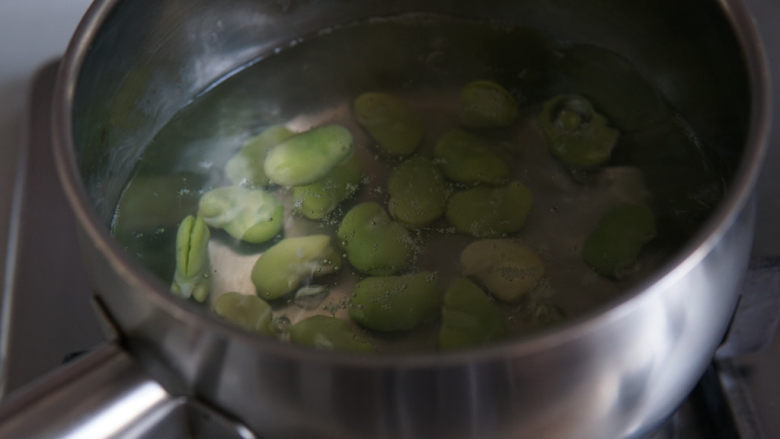 雪菜炒蚕豆,去掉外皮的蚕豆，沸水煮三四分钟，煮熟捞出备用