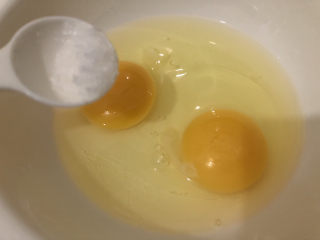 西葫芦炒鸡蛋,鸡蛋打入碗中加入适量盐