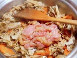 什锦虾仁,锅中留下底油继续加热，依次放入胡萝卜片和泡发的蘑菇，炒出香味后放入腌好的肉片一起翻炒。