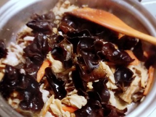 什锦虾仁,肉片炒至颜色发白，放入煮好的木耳翻炒。