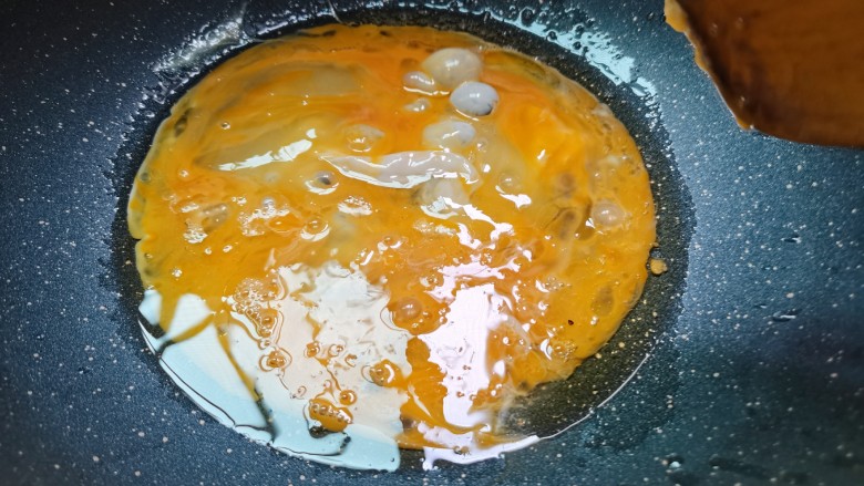 芦笋炒鸡蛋,鸡蛋下锅煎至成形