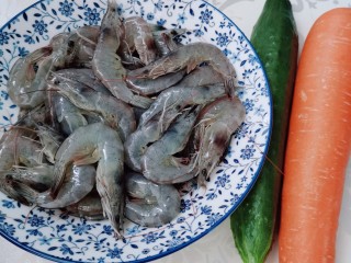 什锦虾仁,准备好新鲜的大虾，胡萝卜，黄瓜洗净