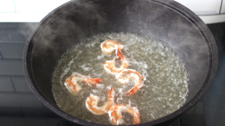 韭菜炒蚕豆,同时把虾焯熟捞出备用。