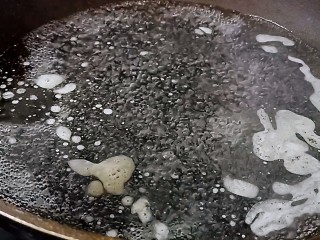 芦笋炒鸡蛋,开水里放少许油
