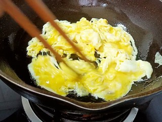 芦笋炒鸡蛋,炒至凝固