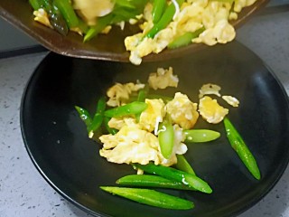 芦笋炒鸡蛋,装盘食用