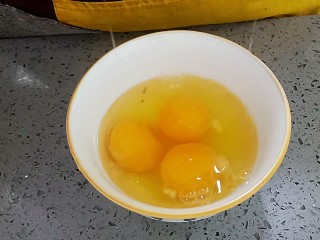 芦笋炒鸡蛋,3个鸡蛋打入碗里