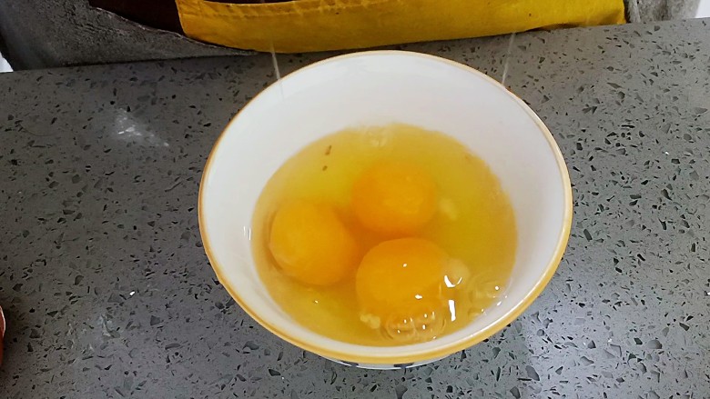 芦笋炒鸡蛋,3个鸡蛋打入碗里