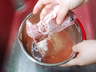 西红柿炖牛肉,牛肉浸泡半小时，拔出血水