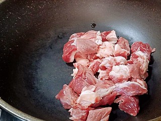 西红柿炖牛肉,放入锅里