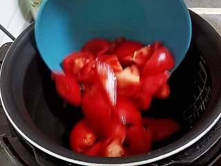 西红柿炖牛肉,倒入西红柿