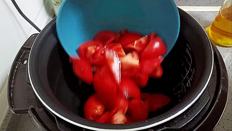 西红柿炖牛肉,倒入西红柿