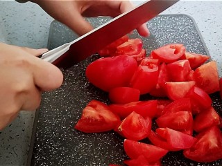 西红柿炖牛肉,切块备用