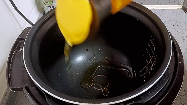 西红柿炖牛肉,电压力锅放入少许油
