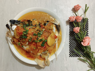 双椒鱼头,出锅撒葱花，淋上蒸鱼豉油