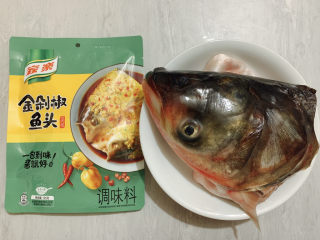 双椒鱼头,主要食材如图所示示意，剁椒酱、红鲢鱼头。