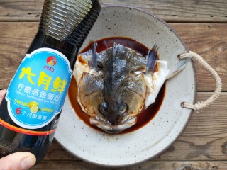 双椒鱼头,将腌过鱼的葱姜捡出，水倒掉，淋上2到3勺柠檬蒸鱼酱油。