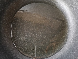 双椒鱼头,另取一锅加入适量的油烧至八九成热。