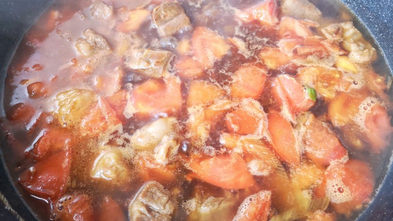 西红柿炖牛肉,加入过滤后的煮牛肉的原汤（热）。