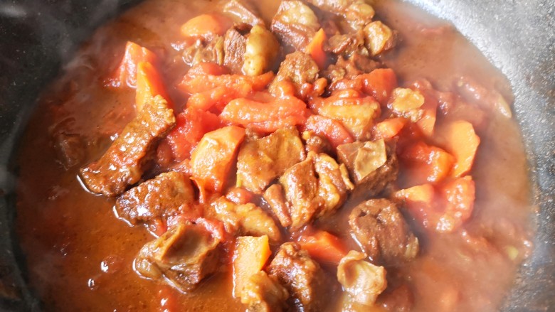 西红柿炖牛肉,再炖煮3-5分钟，使牛肉充分吸收的番茄的味道。