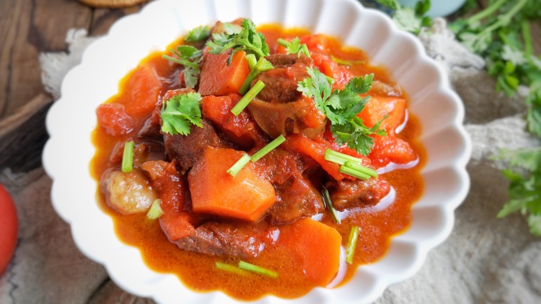 西红柿炖牛肉,西红柿本身味道就是比较特殊的酸甜，再加上牛腩的鲜美。这两种食材搭配在一起炖一大锅在这个乍暖还寒的春天就是对胃的一种犒劳。