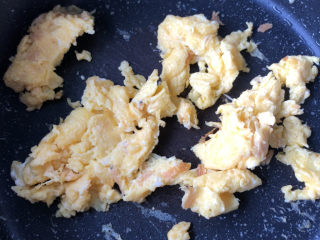 芦笋炒鸡蛋,划散成块状。