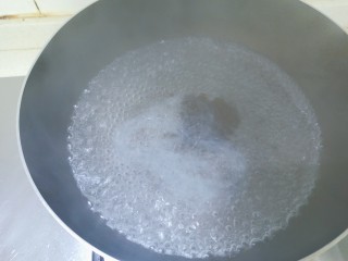 锡纸金针菇,锅内加水烧开后放入粉丝烧1分钟左右