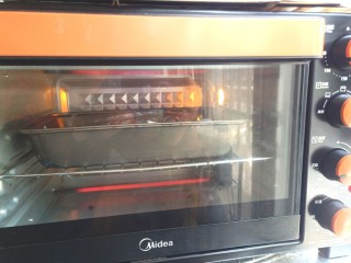 锡纸金针菇,入烤箱，用180度烤20分钟