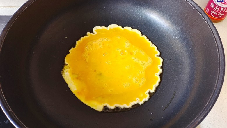 芦笋炒鸡蛋,锅中加入适量花生油烧热，放入打散的鸡蛋液