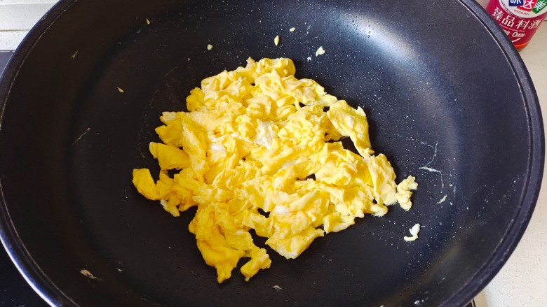 芦笋炒鸡蛋,鸡蛋成型，用筷子划散