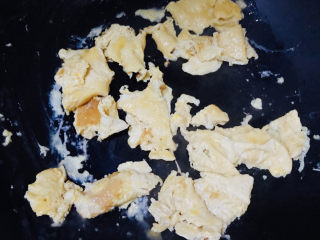 西葫芦炒鸡蛋,切成块状后盛起