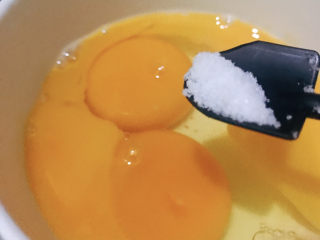 西葫芦炒鸡蛋,加入适量盐