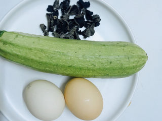西葫芦炒鸡蛋,准备食材:西葫芦，鸡蛋，木耳