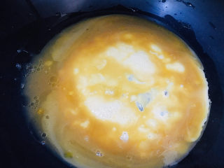 西葫芦炒鸡蛋,煎至凝固