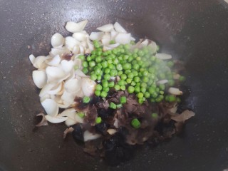 什锦虾仁,锅内添食用油，油热后依次放入鲜百合，木耳和青豆
