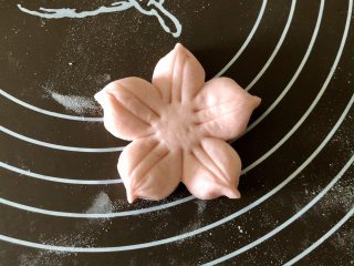 舍不得入口的樱花馒头，美美地开放在餐桌上,每一瓣的两端都捏起来成樱花的形状，用刮面板或刀在花瓣上划两刀，细节会更生动。