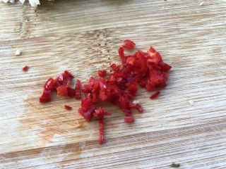 锡纸金针菇,红辣椒剁碎。