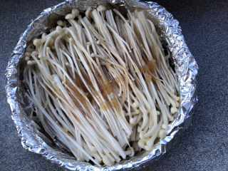锡纸金针菇,淋在金针菇上。