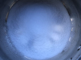 焦糖海盐酱,细砂糖放在奶锅里。