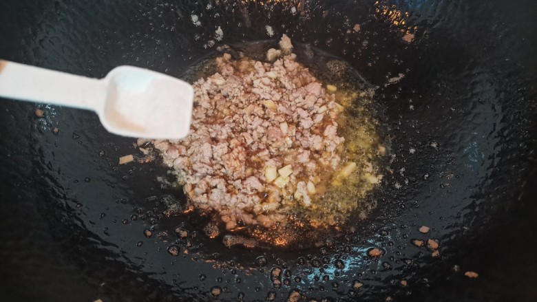 雪菜炒蚕豆,加入盐抄匀