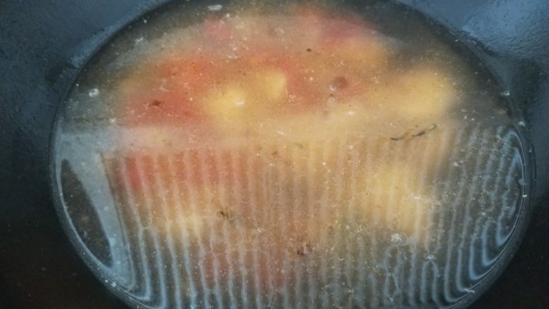 番茄米线,加入适量水烧开。