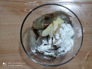 糖醋虾,去除干净的鲜虾，放入盐，生姜片，玉米淀粉，料酒
