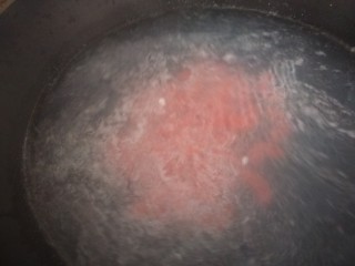 什锦虾仁,胡萝卜倒入锅中焯一下水。