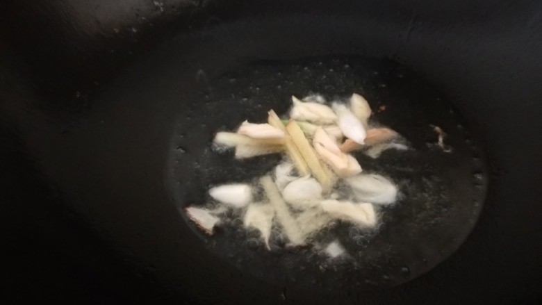 什锦虾仁,锅中倒入适量油烧热炒香蒜末。