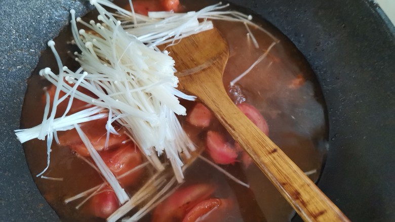 番茄米线,起锅烧油，下入西红柿翻炒几下，下入金针菇，加入适量的番茄火锅料，加入适量的水