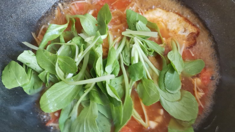 番茄米线,下入小青菜，继续煮2分钟