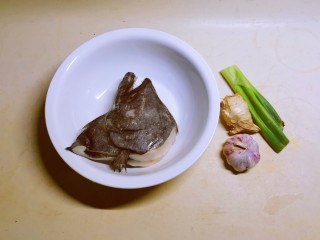 红烧鱼头,食材准备好，葱蒜切片，姜切丝。