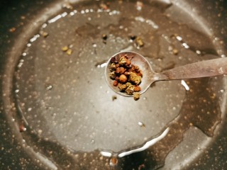 红烧鱼头,起油锅放入2汤匙食用油，放入花椒增香。
